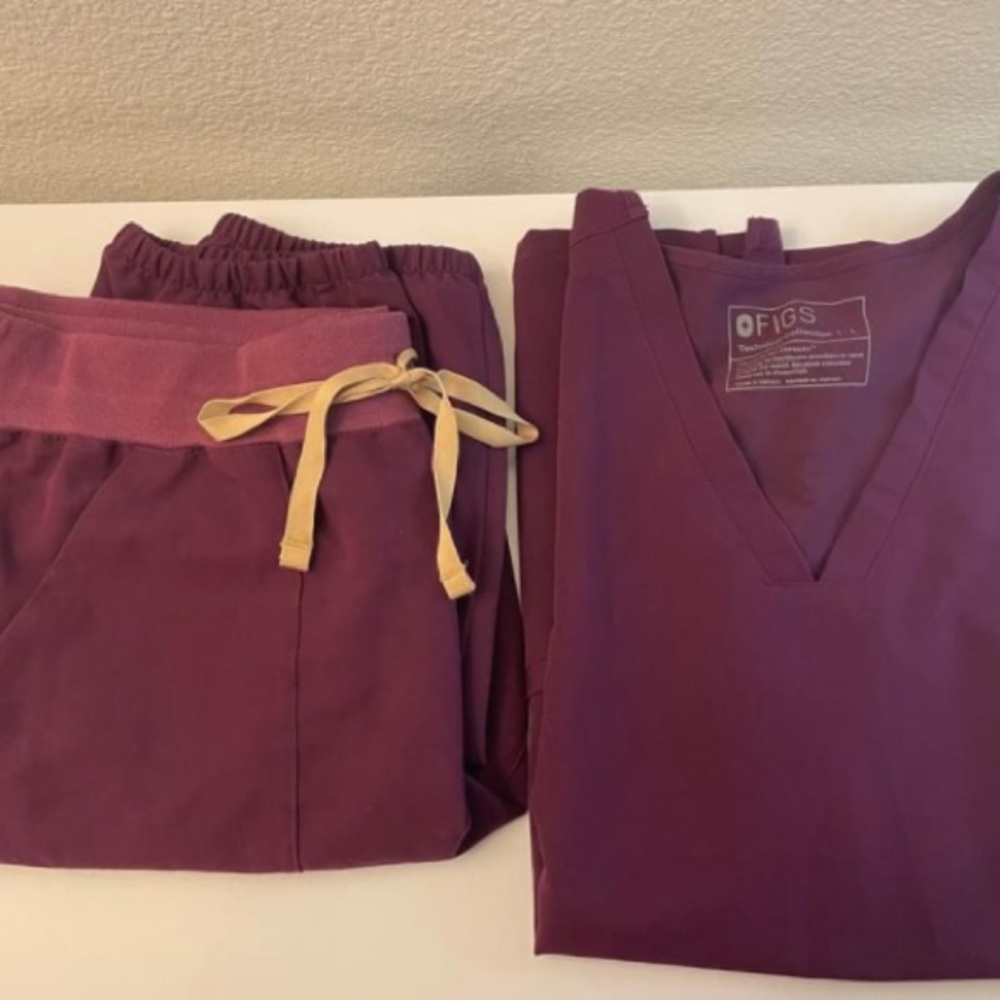 Purple Figs Scrub top and bottoms💜
